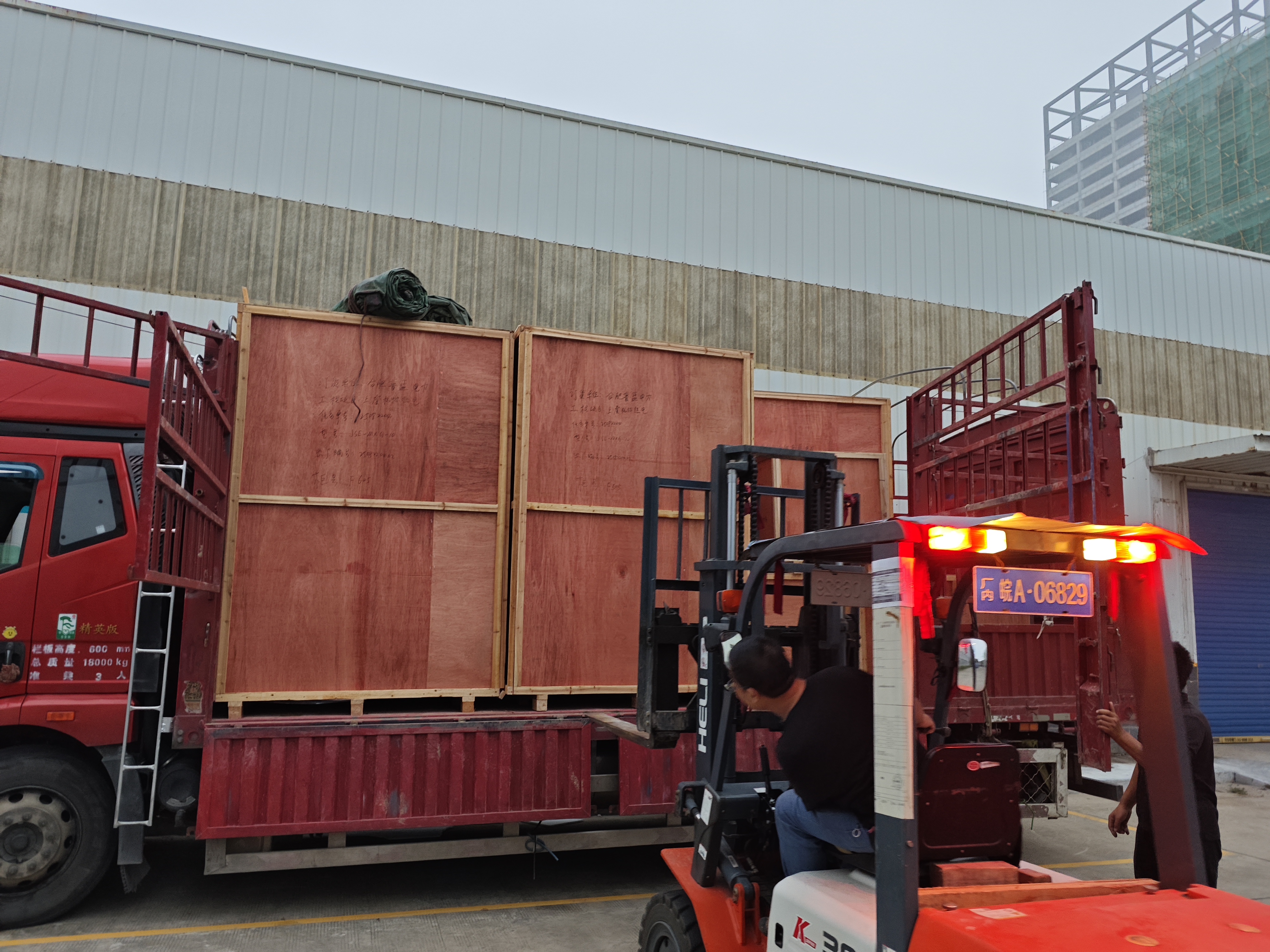 “紹興上虞杭協熱電項目”5臺10KV低殘壓母線保護裝置和5臺轉運小車順利裝車發運！